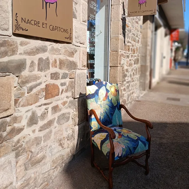 Fauteuil os de mouton, tissu fleuri
