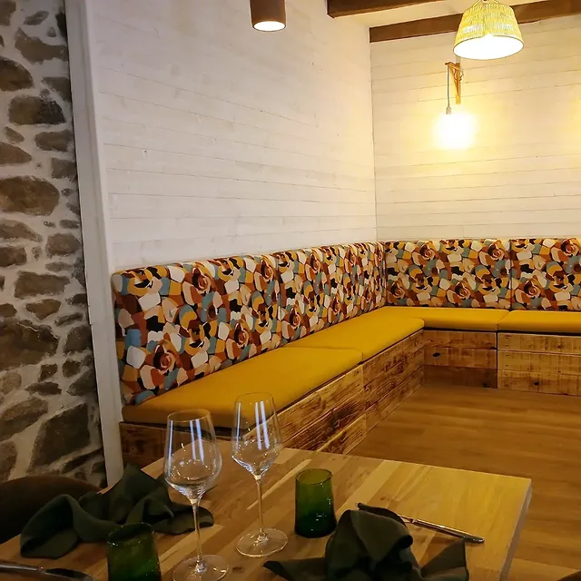Banquette de restaurant motif graphique