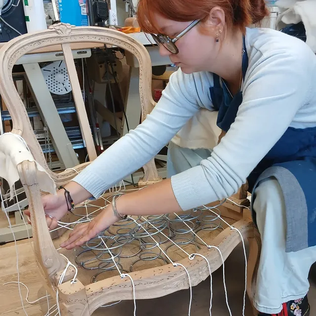 Dans l'atelier : guindage d'un fauteuil