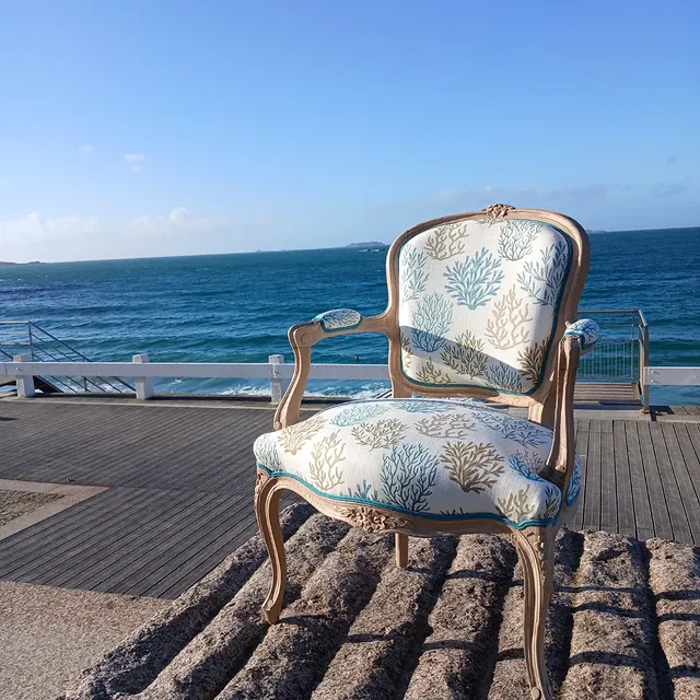 Fauteuil cabriolet motif corail, bord de mer