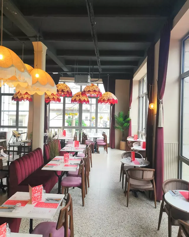 Banquettes capitonnées prune — restaurant